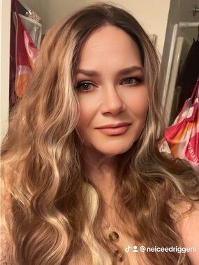 Long Wavy Blonde Brown Hair with Highlighted Lowlights